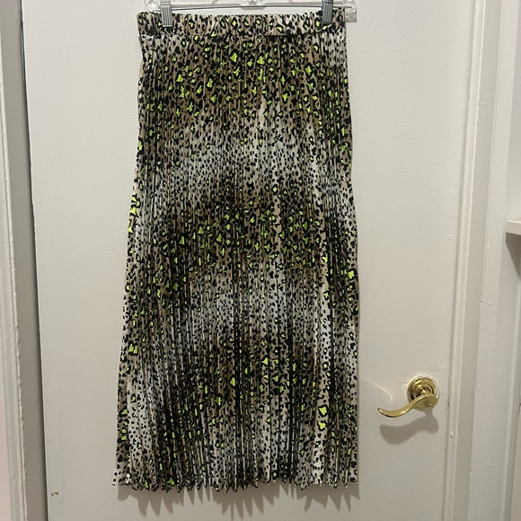 Pleated skirt- never worn - Picture 2 of 3